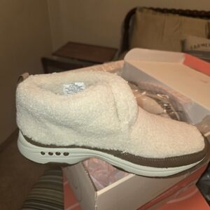 Easy Spirit Cream Ankle Booties